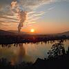 Gezählt sind die Tage der Atomkraft auch in der Schweiz. In der Abendsonne steigt die Dampffahne des Schweizer Reaktors von Leibstadt ...