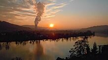 Gezählt sind die Tage der Atomkraft auch in der Schweiz. In der Abendsonne steigt die Dampffahne des Schweizer Reaktors von Leibstadt ...