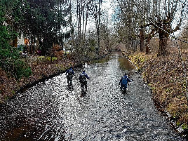 Einer von mehreren Großeinsätzen der Polizei: Einsatzkräfte suchen am 3. Februar nach dem vermissten Dirk Brünker im Wasser des ...