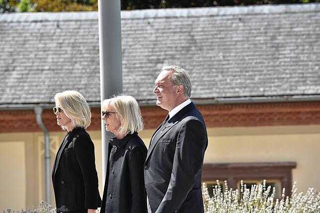 Bild 7: Abschied von Heinrich Fürst zu Fürstenberg: Besucher auf dem Weg in die Donaueschinger Stadtkirche
