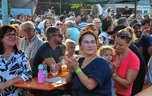 Bild 12: Beim Bermatinger Weinfest wird auch am Samstag gefeiert! Wir haben die besten Bilder – Teil 1