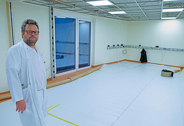 Chefarzt Dr. Marc Riemer leitet die Abteilung mit bislang 15 Betten im Hauptbau und freut sich auf den großen, blendfrei ...