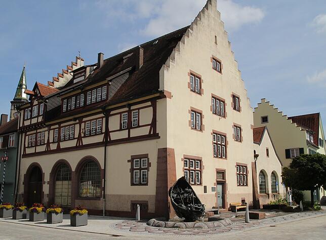 Das Zunfthaus mit Ausstellungsraum, Kleiderkammer und Zunftschänke ist ein prägendes Gebäude.