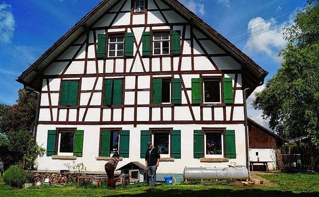Das gepachtete Bauernhaus &bdquo;Zur Kürze 13&ldquo; in Grasbeuren bietet jede Menge Platz für Rosa Monopoli, Janosch Kreis, ihre beiden ...