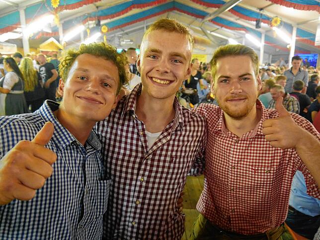 Daumen hoch für das erste Festzeltwochenende beim 57. Ehinger Herbstfest (von links): Aaron Küchler, Marius Dreher und Maurice Hohlwegler.