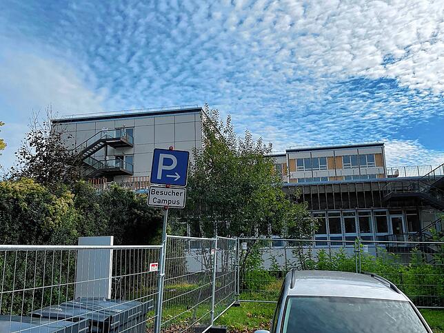 In der Parkplatzbeschilderung bei den Wegweisern in der Innenstadt hat der künftige Gesundheitscampus bereits seinen Niederschlag gefunden.