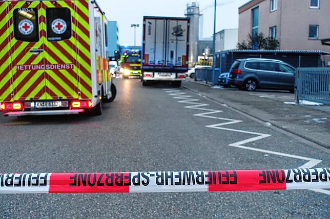 Der Bereich rund um die Stelle, an der der Chemie-Unfall passierte, ist weiträumig abgesperrt.