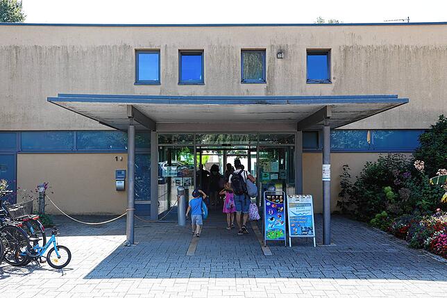 Zur Mittagszeit kommen am Freitag einige Familien ins Aquastaad.