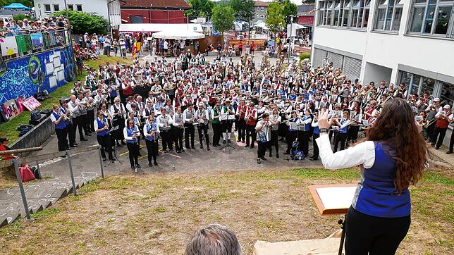 Einer der Höhepunkte am Sonntag war der Auftritt des Gesamtchors mit allen Musikvereinen aus dem Bezirk des Blasmusikverbands Hochrhein, ...