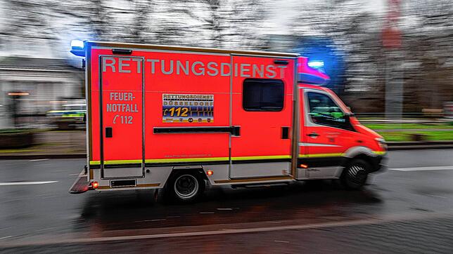 Nachdem ein Gleisarbeiter sich verletzt hatte, musste der Krankenwagen ausrücken (Symbolbild).
