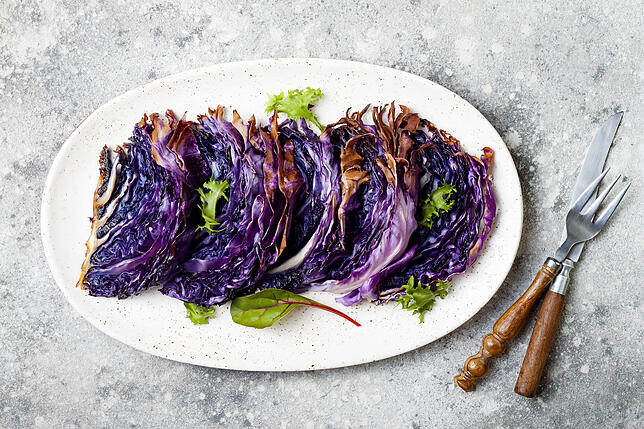 Gebratener Rotkohl hat viel Würze. Da passt ein Spätburgunder Rosé.