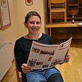 Annika Rössler, Chefredakteurin der Narrenzeitung, freut sich über die gelungene Mini-Ausgabe des „Ochsenbachkurierle“.