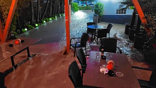 Die Terrasse des Kadelburger Rheinkellers während des Unwetters. Bild: Sascha Schatz