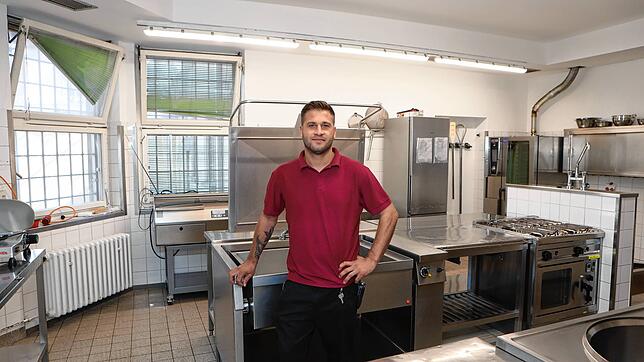 Philipp Schaeidt ist Justizvollzugbeamter in Konstanz und arbeitet auch regelmäßig in der dortigen Küche mit. „Viele Gefangene ...