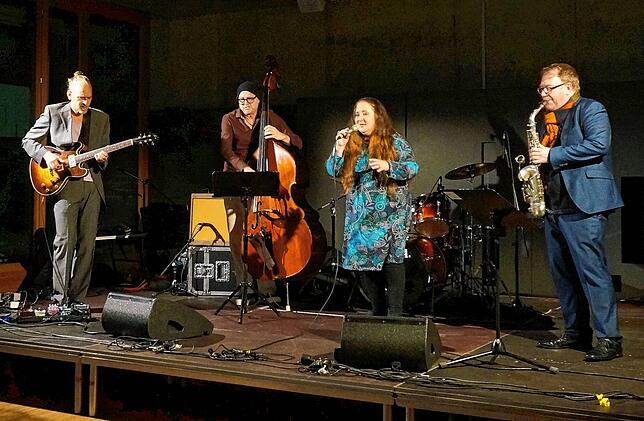 Musikgenuss: Die international bekannte Jazzsängerin Anne Czichwosky & Friends bei ihrem Auftritt in der Justus-von-Liebig-Schule.