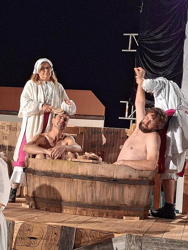 Die Schwimmsportfreunde mit Egidius Dagn und Andreas Kromer lassen sich in der Badmühle verwöhnen.