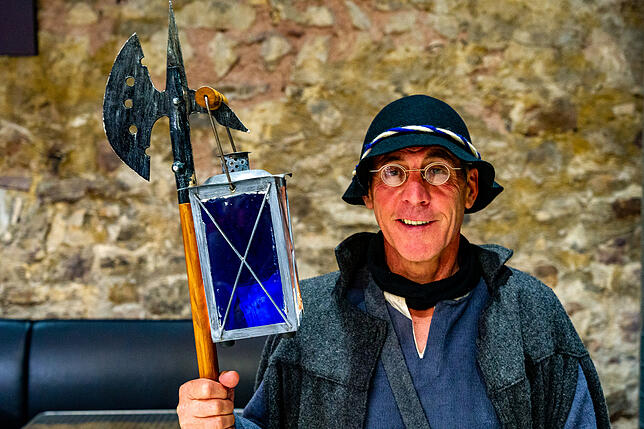 Michael Schonhardt spielt ihn nun schon seit vier Jahren, den Scharrwächter Balthasar Schwarzer, mit seinem Arbeitsgerät, der Hellebarde ...
