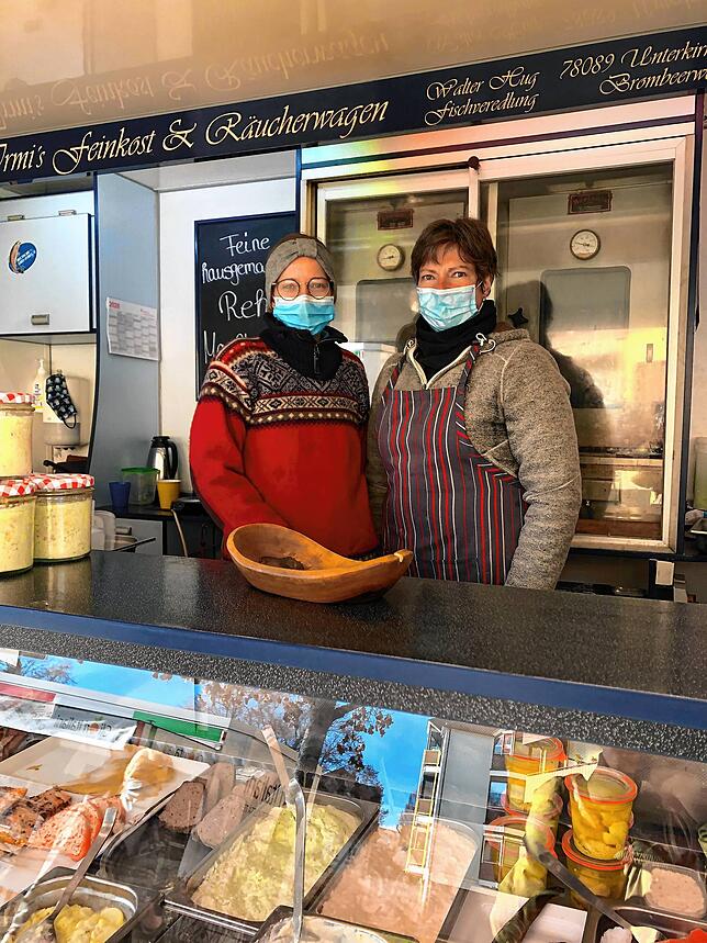 „Wir sehen kein Problem am Markt, die Hygieneregeln werden von den Besuchern eingehalten“, sagen Lisa (links) und Irmgard Hug.