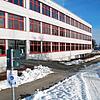 Leere Eingangsbereiche, leere Pausenhöfe, leere Klassenzimmer: Das schneebedeckte Gelände des Fürstenberg-Gymnasiums in Donaueschingen ...