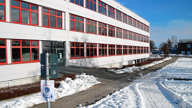 Leere Eingangsbereiche, leere Pausenhöfe, leere Klassenzimmer: Das schneebedeckte Gelände des Fürstenberg-Gymnasiums in Donaueschingen ...
