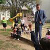 Oberbürgermeister Simon Gröger hört sich beim Bürgerbeteiligungs-Picknick auf dem Spielplatz Praxedisstraße die Wünsche von Kindern und ...