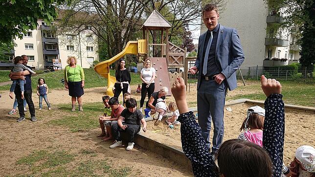 Oberbürgermeister Simon Gröger hört sich beim Bürgerbeteiligungs-Picknick auf dem Spielplatz Praxedisstraße die Wünsche von Kindern und ...