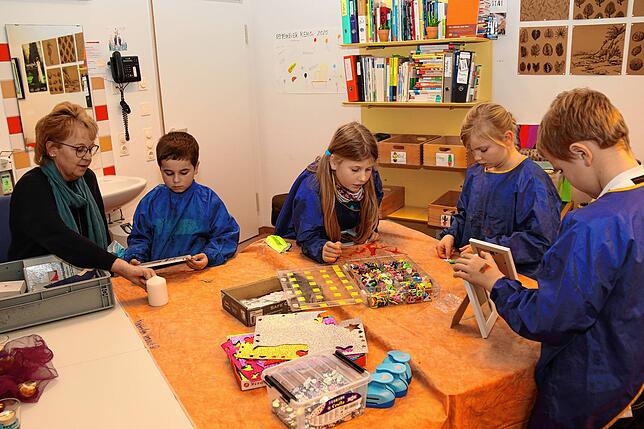 Uto Löschl, Leiterin der Kinder- und Jugendabteilung in der Nachsorgeklinik Tannheim, (von links) bastelt mit Domenico, Nele, Ida und ...