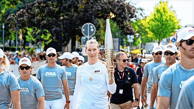 Kurz, aber intensiv: Die frühere Ausnahmeringerin und Olympiasiegerin Aline Rotter-Focken aus Triberg trägt das olympische Feuer über ...