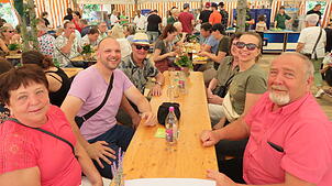 Diese Besucher lassen es sich im Zelt des Narrenvereins gut gehen. Der Ansturm aufs Dorffest ist wieder groß.