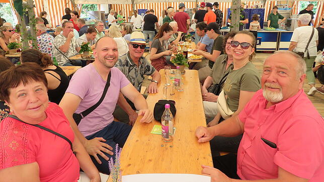 Diese Besucher lassen es sich im Zelt des Narrenvereins gut gehen. Der Ansturm aufs Dorffest ist wieder groß.