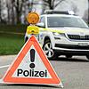 Ein Fahrzeug der Kantonspolizei Aargau mit Warndreieck (Symbolbild). Die Polizei sucht einen in Baden entflohenen Häftling.