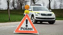Ein Fahrzeug der Kantonspolizei Aargau mit Warndreieck (Symbolbild). Die Polizei sucht einen in Baden entflohenen Häftling.