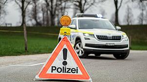 Die Kantonspolizei Aargau im Einsatz (Symbolbild). Polizisten nehmen in Eiken zwei Diebe fest.