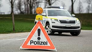 Ein Fahrzeug der Kantonspolizei Aargau mit Warndreieck (Symbolbild). Die Polizei sucht einen in Baden entflohenen Häftling.