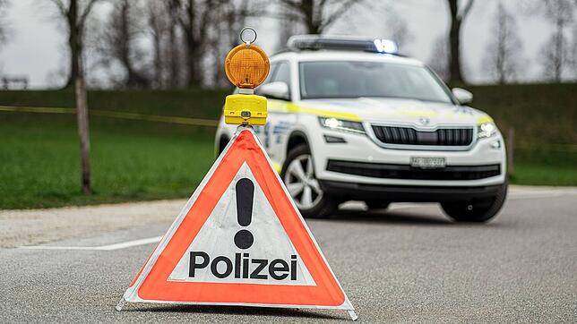 Ein Fahrzeug der Kantonspolizei Aargau mit Warndreieck (Symbolbild). Die Polizei sucht einen in Baden entflohenen Häftling.