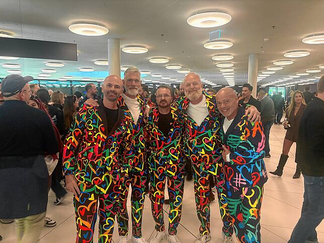 Bild 3: Der ESC in Basel: So bunt sind die Kostüme der Fans