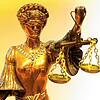 Eine goldfarbene Justizia-Statue (Symbolbild).