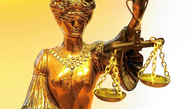 Eine goldfarbene Justizia-Statue (Symbolbild).