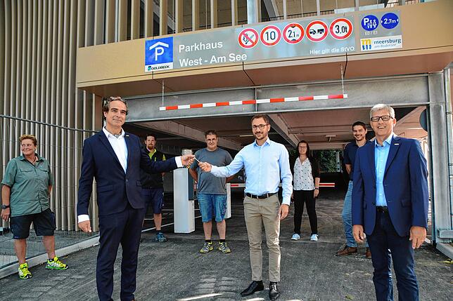 Bauamtsleiter Martin Bleicher (links) bekommt den Schlüssel für das Parkhaus von Alexander Schöpf, Projektleiter des Generalunternehmers ...