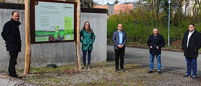 Groß war die Freude bei der offiziellen Eröffnung des „Räuberweges“ am Bahnhof Ostrach bei Bürgermeister Christoph Schulz, ...
