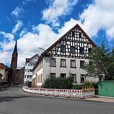 Der Gehweg vor dem „Roten Löwen“ ist abgesperrt, weil Dachziegel herunterfallen könnten.