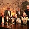 Wolfgang Kammerlander, Jürgen Koterzyna, Karin Bacher, Robert Langer, Manfred Peter und Willi Zöller (von links) haben im Weinkeller des ...