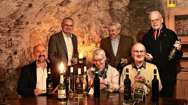 Wolfgang Kammerlander, Jürgen Koterzyna, Karin Bacher, Robert Langer, Manfred Peter und Willi Zöller (von links) haben im Weinkeller des ...