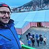 Helmut Beyl gewährt vom Hubsteiger aus einen Überblick über das große Festzelt vor der Fahrkantine, das für die Gottmadinger Narrentage ...