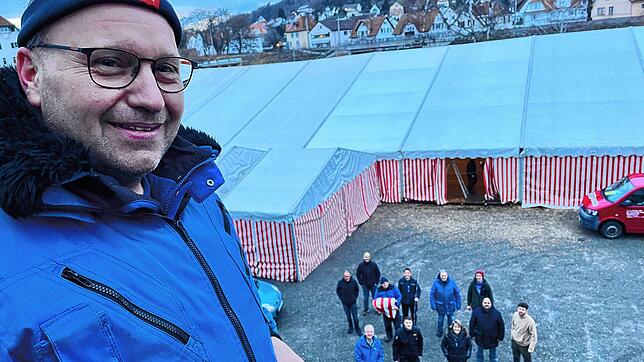 Helmut Beyl gewährt vom Hubsteiger aus einen Überblick über das große Festzelt vor der Fahrkantine, das für die Gottmadinger Narrentage ...