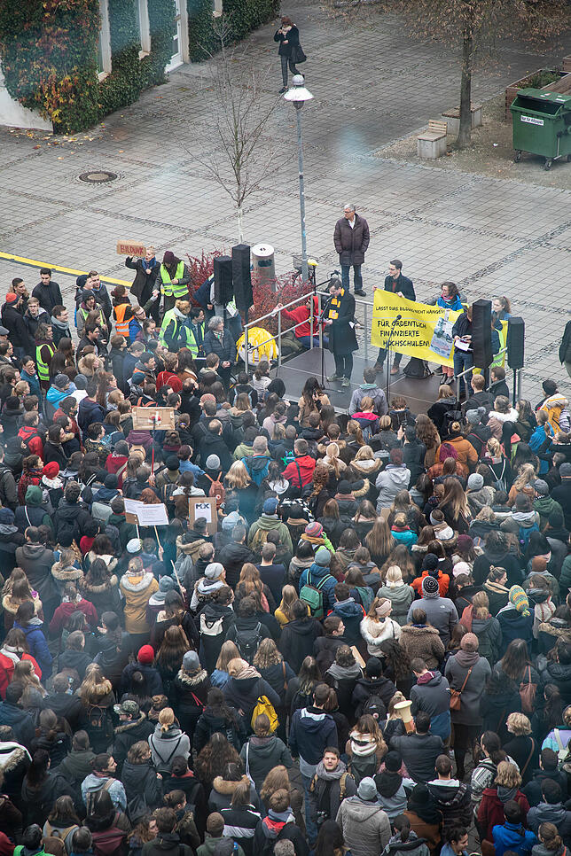 Auf dem Augustinerplatz endet die Demo mit einer Abschlusskundgebung.