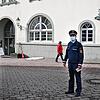 Bürgermeisterin Monika Laule und der Leiter des Radolfzeller Polizeireviers, Willi Streit, machen es vor, wie es richtig ist. In Zeiten ...