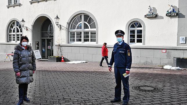 Bürgermeisterin Monika Laule und der Leiter des Radolfzeller Polizeireviers, Willi Streit, machen es vor, wie es richtig ist. In Zeiten ...