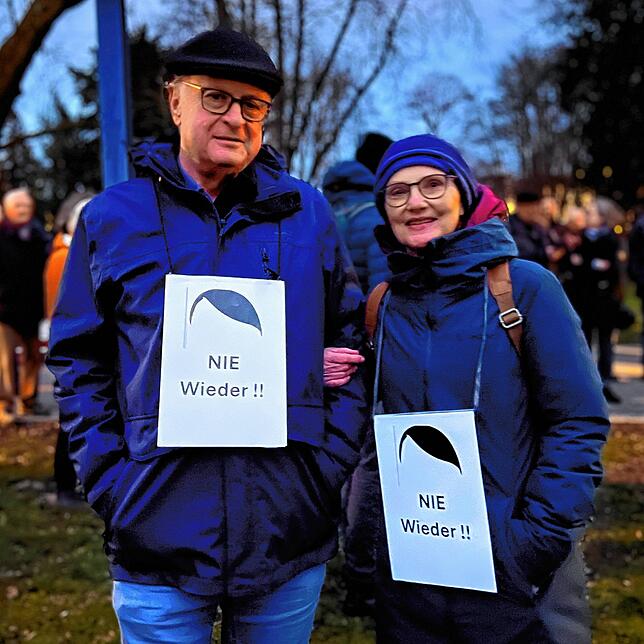 Berthold Weiß und Viola Schulze tragen ihre Botschaft um den Hals.