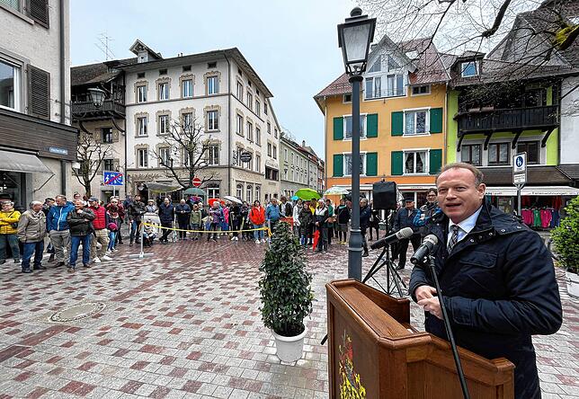 „Wenn Pflaster verarbeitet, wird schnell gefragt: Wo kommt es denn her?“: OB Jan Zeitler beantwortete die Frage ...